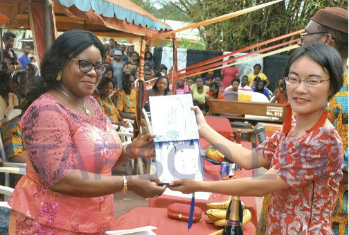 Federal Polytechnic Oko's Confucius Award to Mrs Njaka 